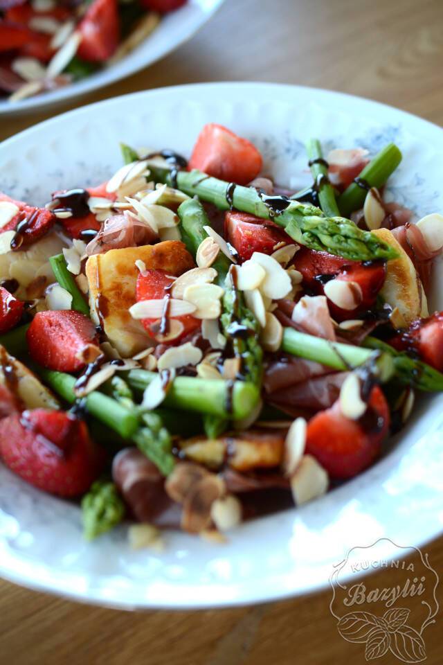 Przepis na sałatkę ze szparagami i truskawkami
