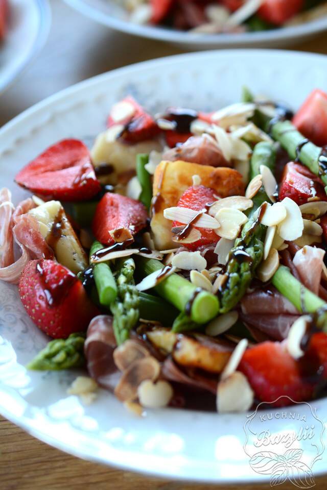 Przepis na sałatkę ze szparagami i truskawkami