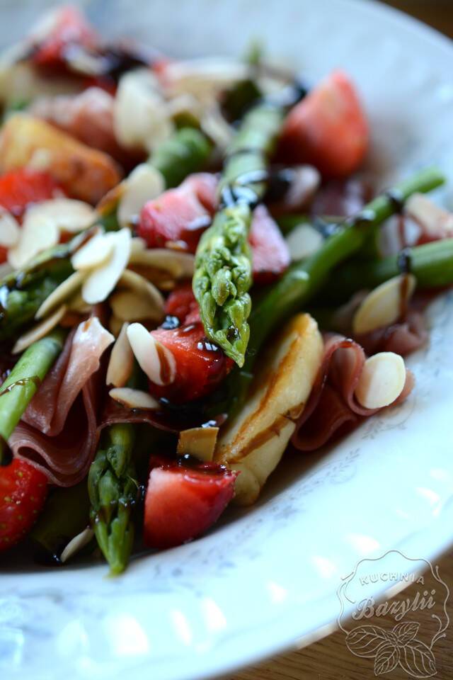Przepis na sałatkę ze szparagami i truskawkami