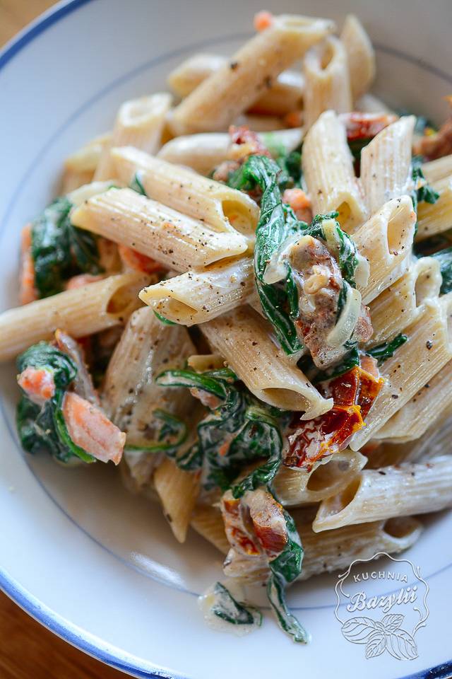 Przepis na makaron z łosiem i szpinakiem oraz suszonymi pomidorami