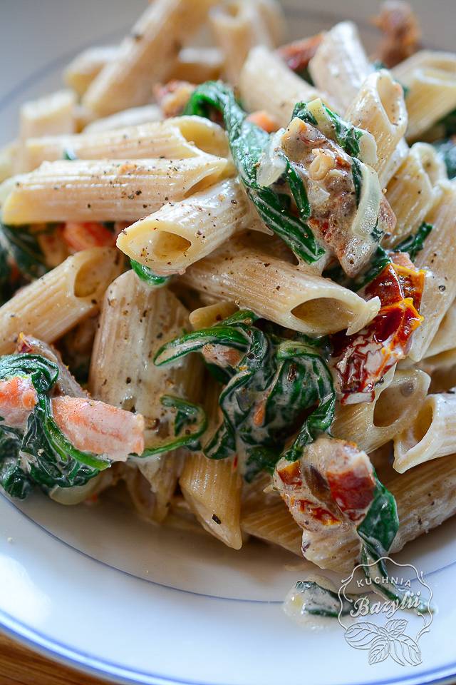 Przepis na makaron z łosiem i szpinakiem oraz suszonymi pomidorami