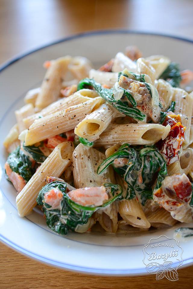 Przepis na makaron z łosiem i szpinakiem oraz suszonymi pomidorami