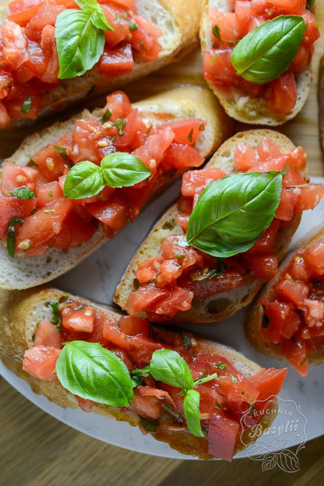 Bruschetta czyli grzanki z pomidorami i bazylią