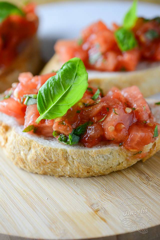 Bruschetta czyli grzanki z pomidorami i bazylią