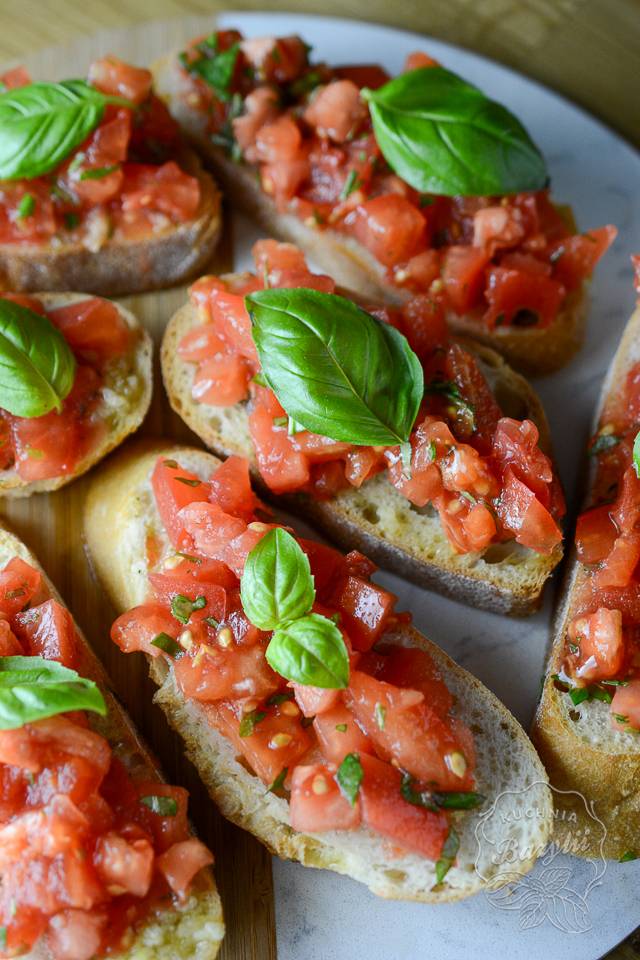 Bruschetta czyli grzanki z pomidorami i bazylią