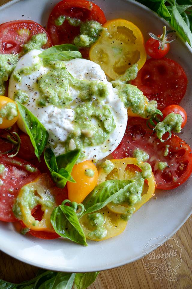 buratta z pesto i pomidorami przepis