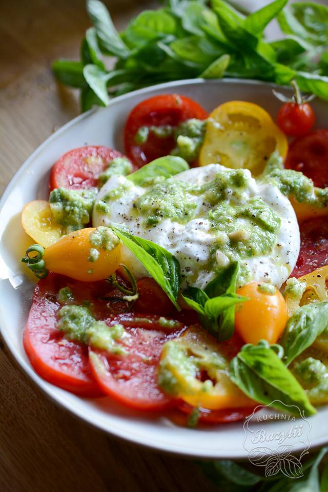 buratta z pesto i pomidorami przepis